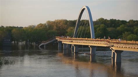 The Heihe Wudao River Bridge: A Breathtaking Engineering Marvel and Gateway to Stunning Nature!